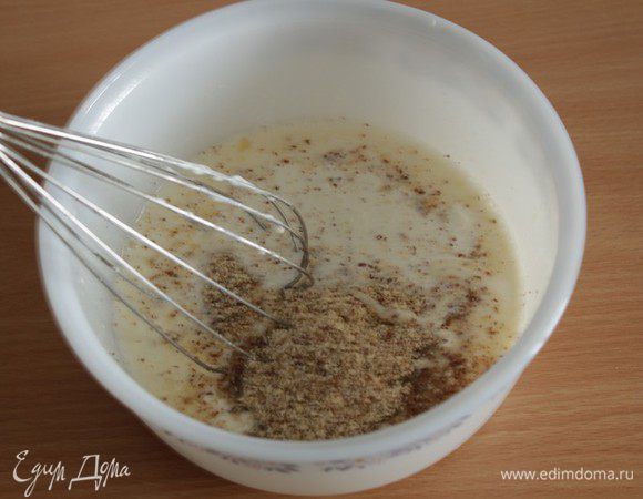 Для начинки яйцо и сахар слегка взбить венчиком. Добавить молотый миндаль и сливки, размешать до однородной массы.