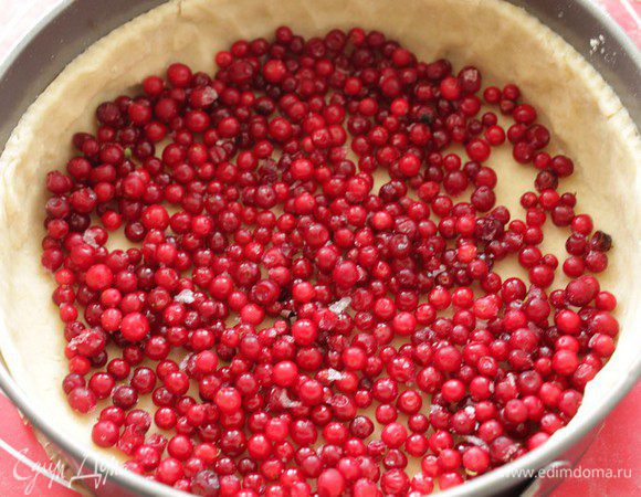 Вынуть тесто из холодильника. Разложить замороженные ягоды, предварительно не размораживая. Сверху залить заливкой. Запекать около 40-45 минут при 180°С. Тарт нужно полностью охладить.