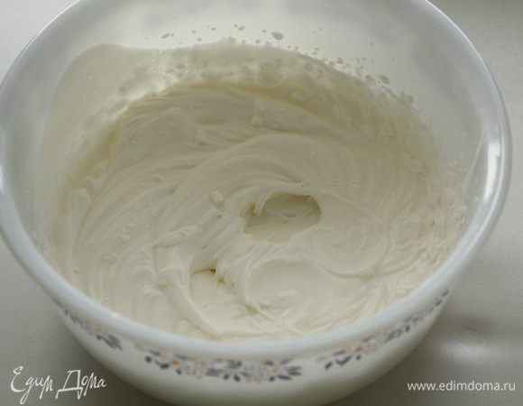 В кастрюлю налить сливки, довести до кипения. Добавить измельченный шоколад. Размешать до растворения шоколада. Накрыть пленкой и охладить до комнатной температуры, а затем поместить в морозильную камеру, крем должен быть холодным.
Достать сливки из морозильной камеры. Взбить миксером до крепкого мусса. Поместить взбитый крем в кондитерский мешок.
