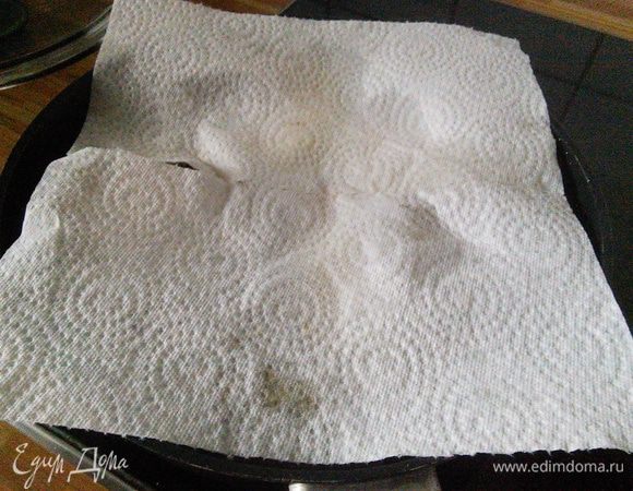 Чтобы жир не ляпал при обжарке во все стороны, я накрываю сковороду обычной бумажной салфеткой. Этот простой метод я выбрала для себя после использования и испробованы всяко-разных крышек-гаджетов, специально для этого предназначенных :)