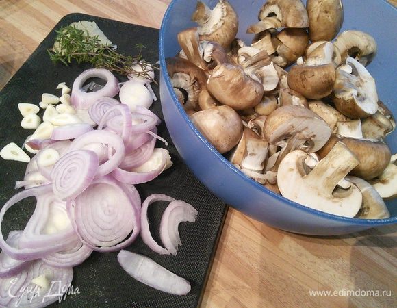 К курице добавьте порезанный кольцами лук-шалот, чеснок и шампиньоны. Обжарить в течении нескольких минут, положить лавровый лист и тимьян.