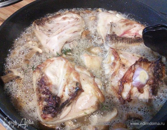 Влить сидр, закипятить, поварить минуты две. 