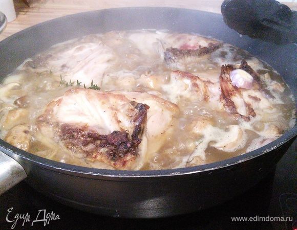 Добавить бульон, варить ещё пять минут. 