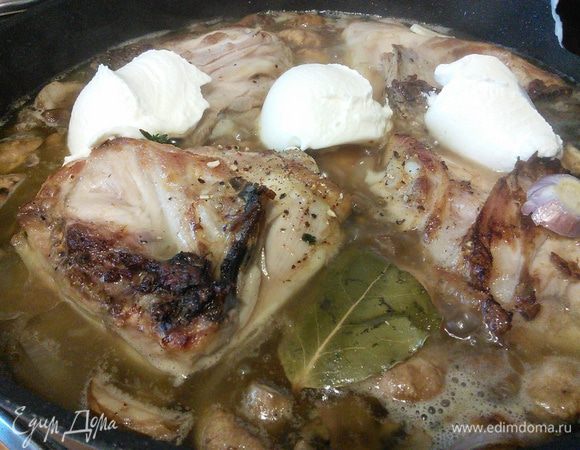 Добавить сметану, размешать и тушить 30 минут или до готовности мяса. Я тушила без крышки, мне хотелось уварить соус до подходящей консистенции. Так как бульон у меня был соленый, то мне осталось только поперчить блюдо. 