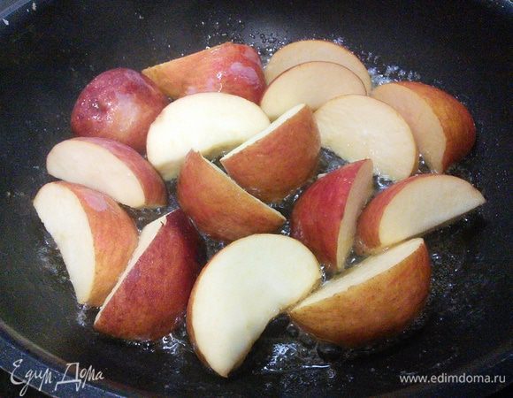 Когда курочка будет готова, нужно подготовить яблоки для обжарки. Просто порежьте их на 6 частей, удалив сердцевину и обжарьте на сливочном масле с обеих сторон до золотистой корочки. При такой быстрой кулинарной обработке в яблоках остаются все витамины и полезные вещества. 