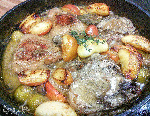 Разложите яблочные дольки между куриных кусочков. 