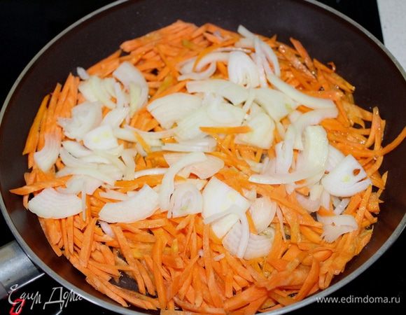 Крупную морковь порезать соломкой, лук порезать полукольцами, слегка пассировать на оливковом масле