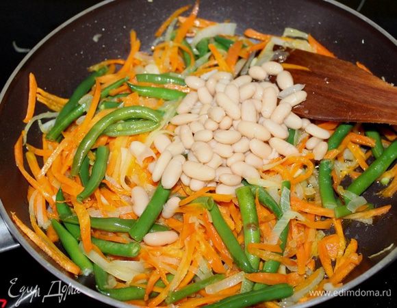 Добавить заранее отваренную стручковую фасоль, добавить фасоль консервированную. Все прогреть, посолить, поперчить.