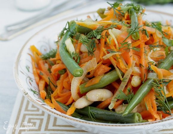 Приправить зеленью. Салат готов!