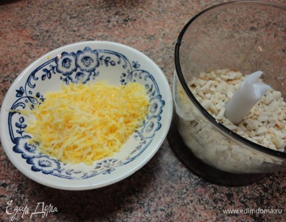 Орехи измельчить. Сыр натереть на мелкой терке.
