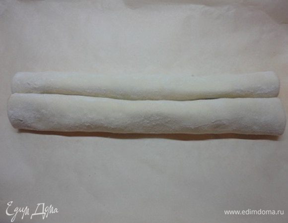 Скатайте тесто рулетом, закручивая его с двух сторон к центру. Переложите на противень, на котором будете запекать, и поставьте в холодильник на 30 минут.