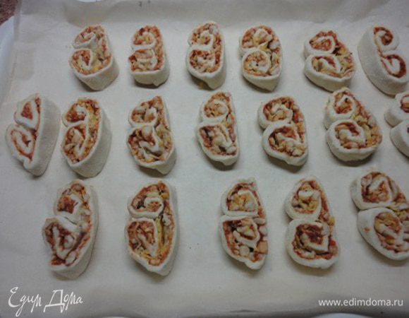 Включите духовку для разогрева до 200°С. Рулет нарежьте ломтиками шириной в 1 см и запекайте минут 15-20, до золотистого цвета.