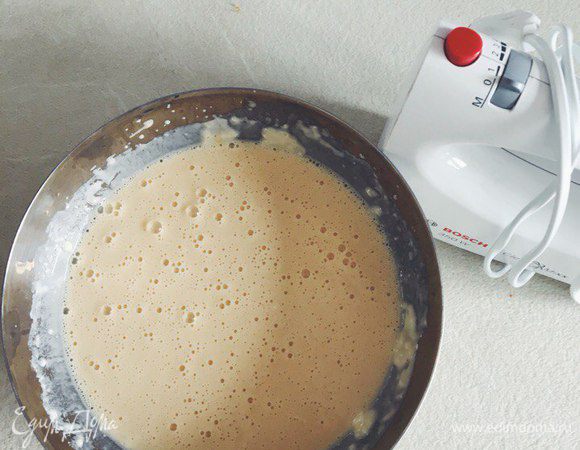 Взбить миксером, тесто должно быть без комочков. 