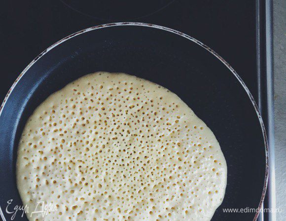 Выпекать на сухой горячей сковородке с тонким дном. Как только на блине появятся дырочки, переворачиваем на другую сторону и жарим буквально пару секунд. 