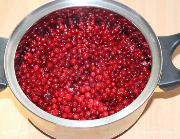 Бруснику залить кипятком, дать постоять 5 минут, пробить блендером, протереть через сито.  