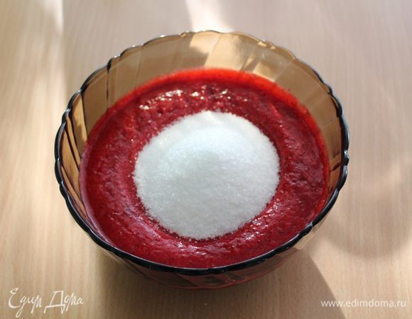 Для тарта нужно 400 г пюре. Добавить сахар, перемешать и отставить в сторону.