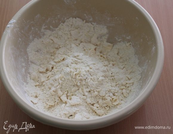 Холодное масло перетереть руками вместе с мукой и сахаром. Добавить яйцо и молоко, замесить тесто, долго месить не нужно.
