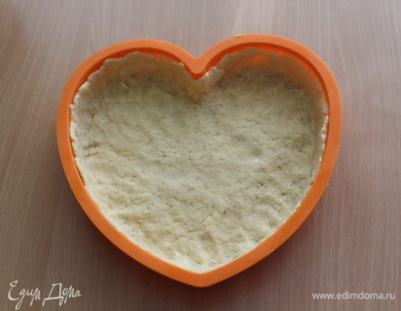 Сразу, если масло не растаяло, выложить в форму, наколоть вилкой и отправить на 30 минут в морозильную камеру. 