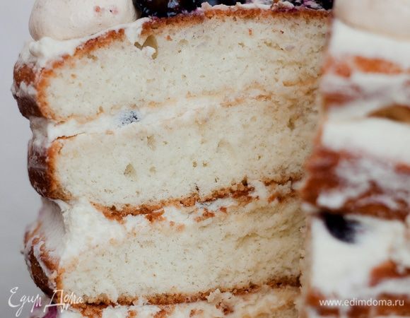 Собираем торт. 
Берем корж, пропитываем его сиропом, затем смазываем кремом, не очень густо выкладываем ягоды голубики, сверху ещё немного промазываем кремом, накрываем следующим коржом и повторяем действия. Самый верхний корж переворачиваем дном вверх — так верхушка будет ровнее, также пропитываем сиропом и смазываем кремом. Украшаем маленькими безешками и голубикой. Оставляем на ночь в холодильнике для пропитки.