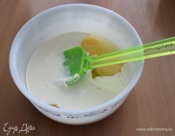 Яйца блендером смешать со сливками.