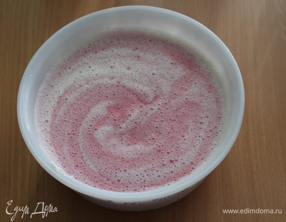  Добавить брусничное пюре, перемешать, не усердствуя.