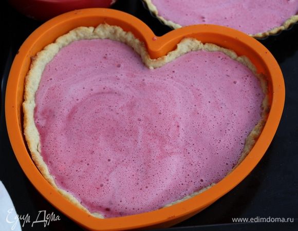 Начинку вылить на основу и выпекать при 160°С около 40 минут. Начинка должна схватится, серединка может дрожать. 
Очень хорошо, в течении нескольких часов остудить тарт.
