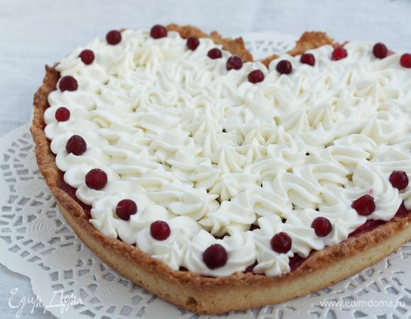 Сливки холодные взбить с сахаром и украсить тарт.