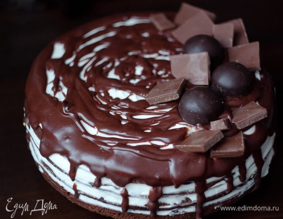 Собираем торт. 
Полностью остывшие коржи промазываем кремом. Верхний корж переворачиваем дном вверх, так верхушка будет более ровной, также смазываем кремом и отправляем торт в холодильник на пару часов. Затем покрываем глазурью и украшаем по своему желанию.