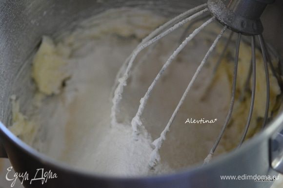 Сливочное масло комнатной температуры взбить с сахарной пудрой и ванилью. Муку просеять с солью добавить в масляную смесь и взбить на медленной скорости.