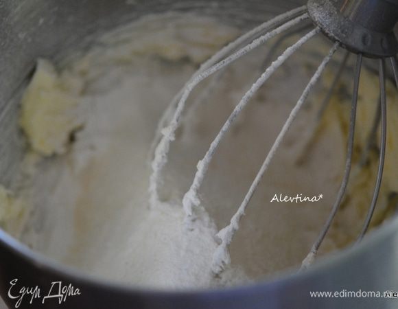 Сливочное масло комнатной температуры взбить с сахарной пудрой и ванилью. Муку просеять с солью добавить в масляную смесь и взбить на медленной скорости.