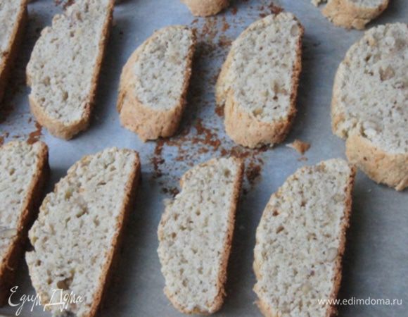Каждую буханку разрезать на кусочки и подсушить в духовке при температуре 150°C около 15 минут. 