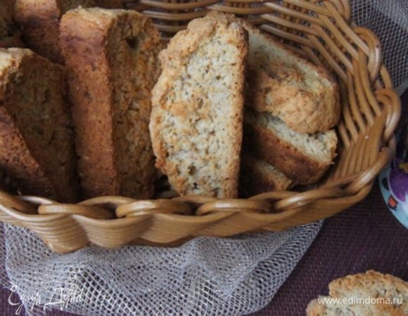 Хрустящие, ароматные бискотти подавать к чаю или кофе.