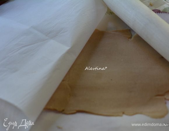 Шар можно поделить на 2 части. Скатать один через бумагу для выпечки не тонко, если не используем бумагу, то припылить поверхность и скалку мукой.