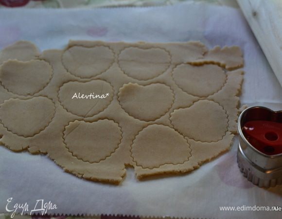 Используем форму для вырезания сердечком.