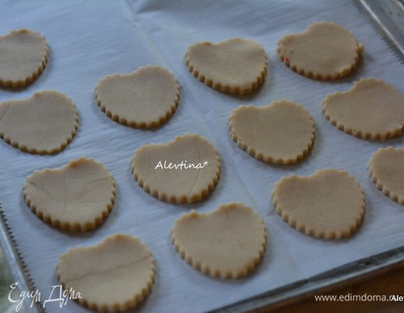 Переложить вырезанное печенье на противень с бумагой для выпечки. Положить противень с печеньем в холодильник на 30 минут.