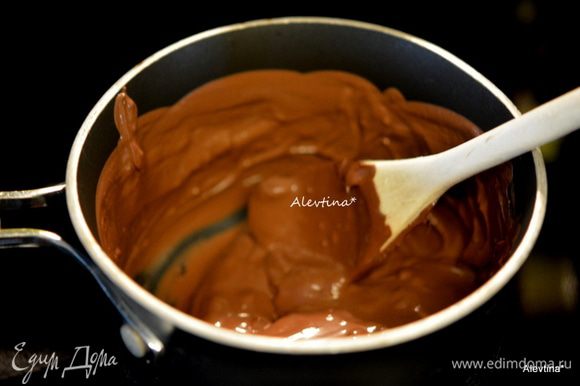 Разогреть духовку до 150°С. Поставить печенье с противнями в духовку примерно на 18 минут. Приготовим шоколадную глазурь на водяной бане. Растопив шоколад, добавить растительное масло или кулинарный жир.