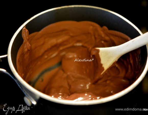 Разогреть духовку до 150°С. Поставить печенье с противнями в духовку примерно на 18 минут. Приготовим шоколадную глазурь на водяной бане. Растопив шоколад, добавить растительное масло или кулинарный жир.