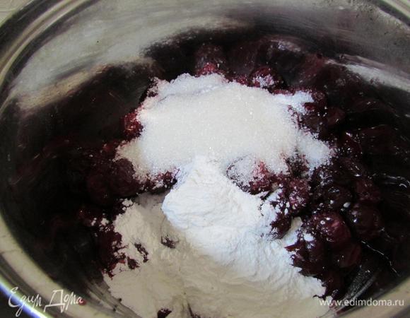 Приготовить вишневую заливку. В сотейник выложить размороженную вишню (у меня 500 грамм), сахар и крахмал. Все перемешать и поставить на медленный огонь. Постоянно помешивая, доводим массу до загустения. Дать остыть.