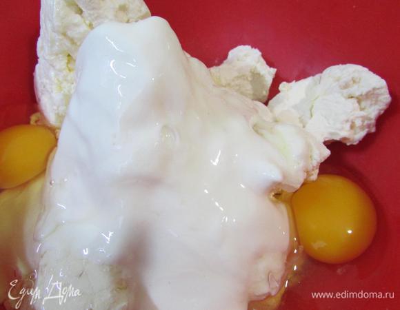 Приготовить творожную начинку. В миске соединить творог (пастообразный), яйца, сахар, сметану и ванильный сахар. Все хорошо вымешать.