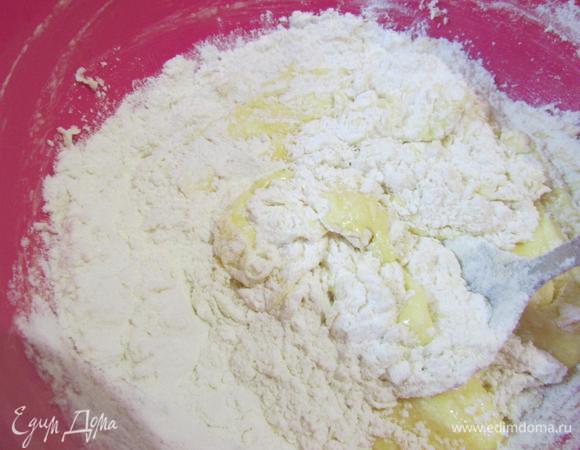 Добавить яйцо, муку и разрыхлитель. Замесить мягкое тесто.