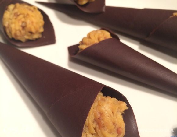 Вынимаем конфеты из холодильника и аккуратно освобождаем их от пергамента. Вот такие конфетки получились. 
Вкусно, угощайтесь! С чашечкой кофе, просто блаженство.