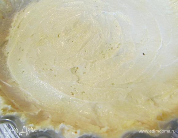 Тесто выложить в форму для запекания, формируя бортики.