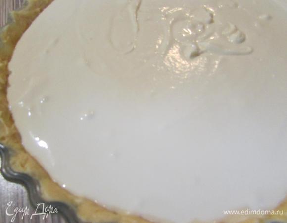 На тесто вылить творожную начинку. Пирог отправить в разогретую до 180°С духовку. Выпекать 35 минут.