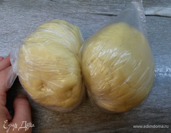 Высыпаем крошку на стол, добавляем ложку холодного молока, собираем тесто в шар. Растираем тесто основанием ладони движением от себя 4-5 раз. Тесто должно стать однородным. Выкладываем тесто в пищевую пленку. Убираем в холодильник на полчаса. На фото я делала 2 порции теста на 2 пирога.