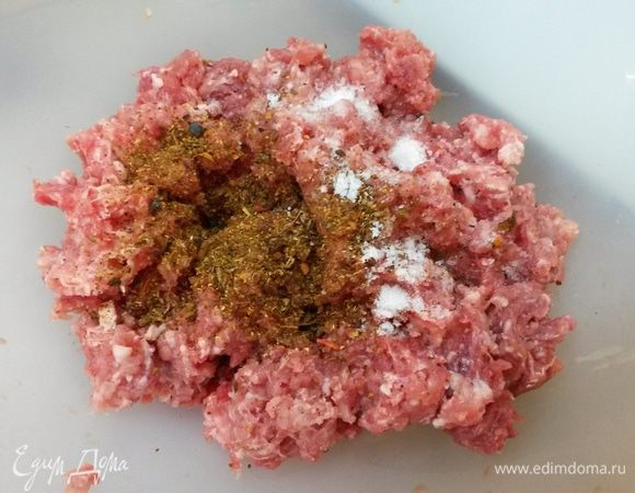 Готовим фрикадельки. К мясному фаршу добавляем соль и любимые специи, перемешиваем.