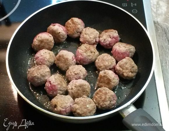 Формируем фрикадельки размером с грецкий орех. Обжариваем до полуготовности. Выкладываем фрикадельки на тарелку.