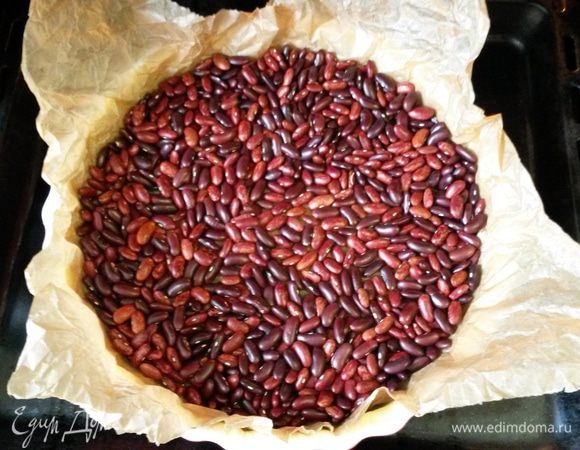 Накалываем тесто вилкой и выпекаем "вслепую" (накрываем тесто бумагой для выпечки, сверху высыпаем бобы) 15 минут при температуре 190°С. Далее снимаем бумагу и выпекаем еще 5 минут.