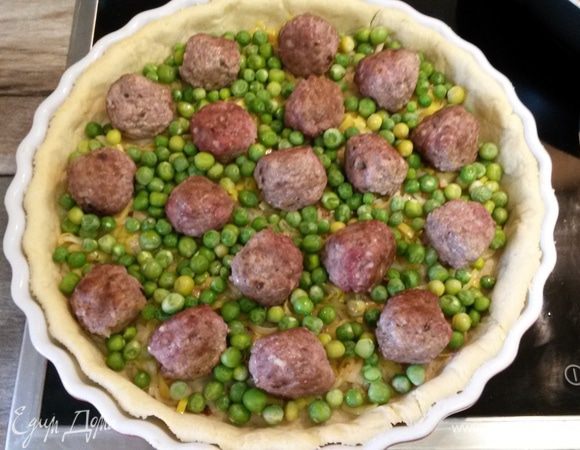 Пустоты заполняем зеленым горошком и кусочками болгарского перца. 
