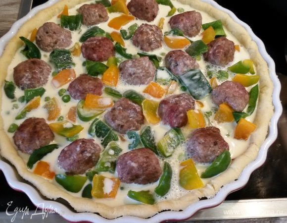 Взбиваем яйца со сметаной, перчим и солим по вкусу. Заливаем начинку. Выпекаем тарт 30-35 минут до готовности.
Приятного аппетита!