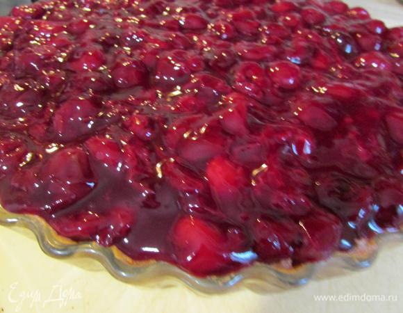 Затем извлечь пирог из духовки. Сверху выложить вишневый кисель, и отправить пирог обратно в духовку, еще на 10 минут.